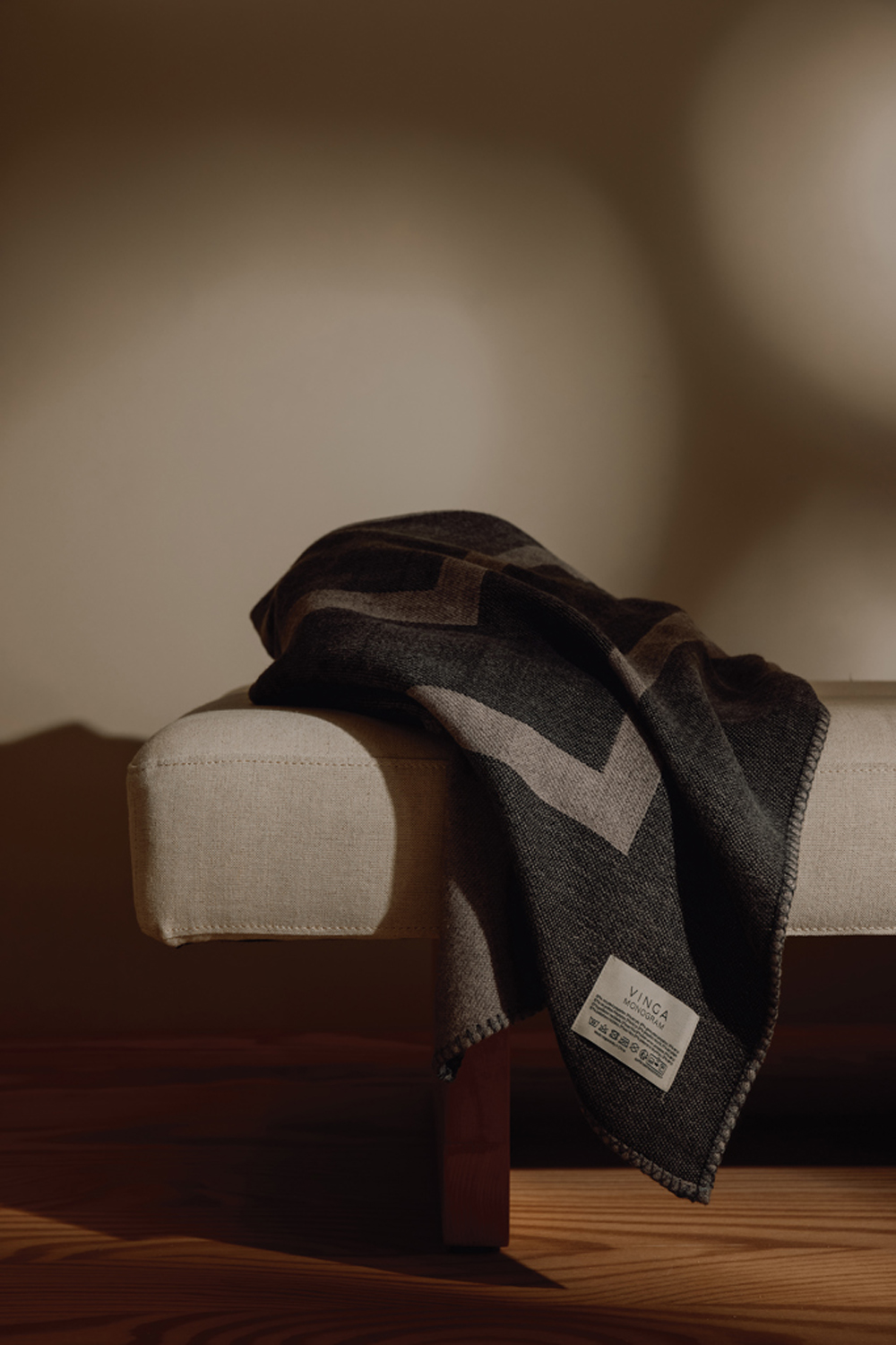 Плед VINGA Monogram из переработанного полиэстера GRS, 170x130 см