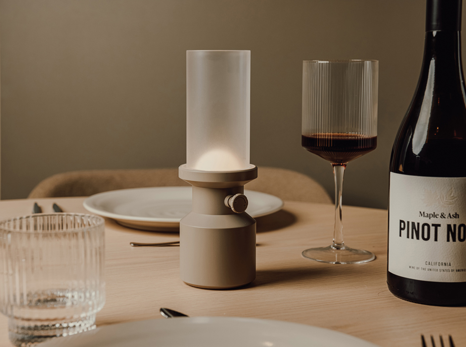 Настольная лампа VINGA Niori из переработанного пластика RCS