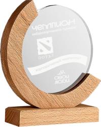 Деревянная награда с лазерной гравировкой на акриловом стекле