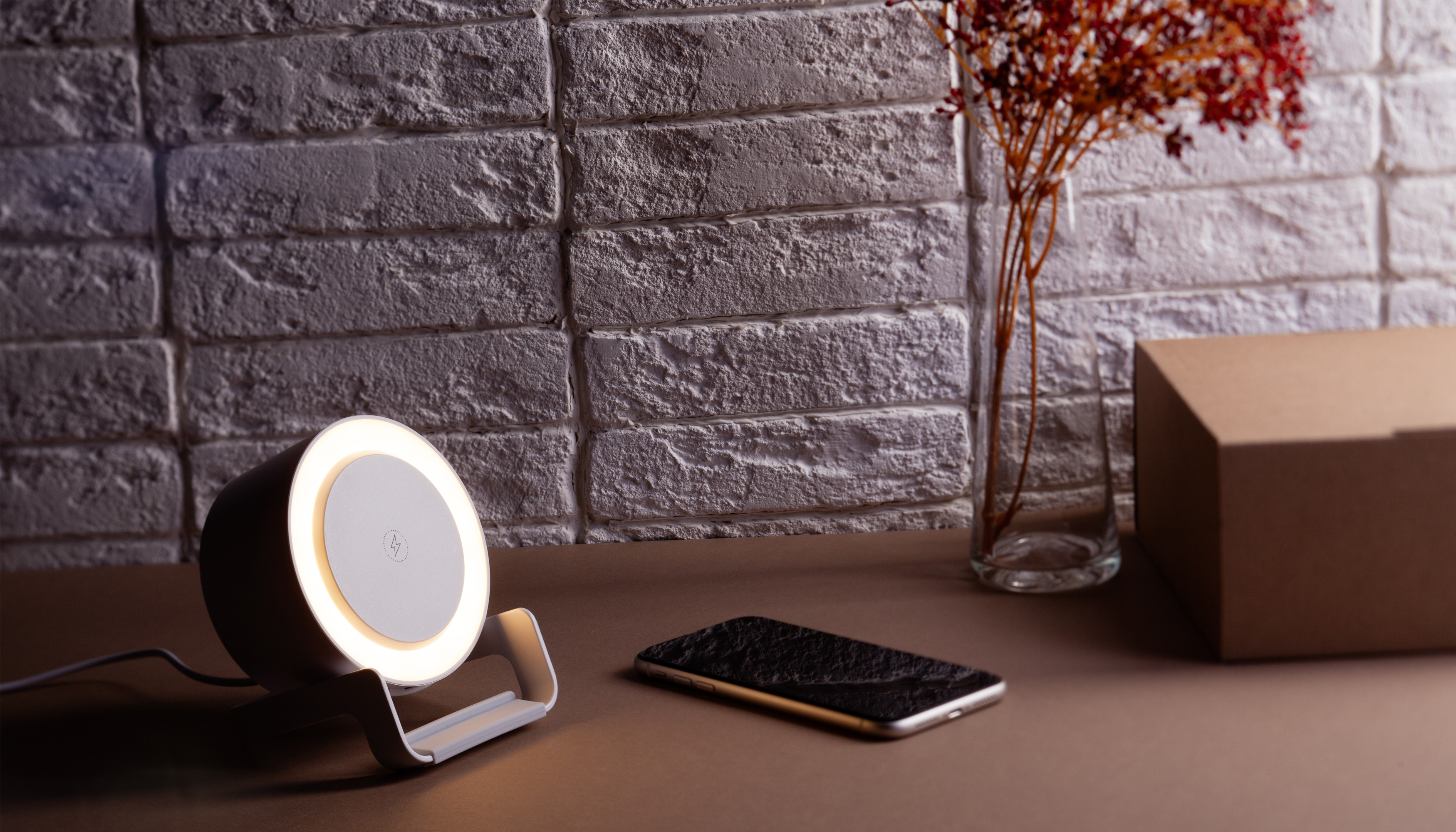 Bluetooth колонка-подставка "Smart Sound" с беспроводным (10W) зарядным устройством и лампой Bluetooth колонка-подставка "Smart Sound" с беспроводным (10W) зарядным устройством и лампой
