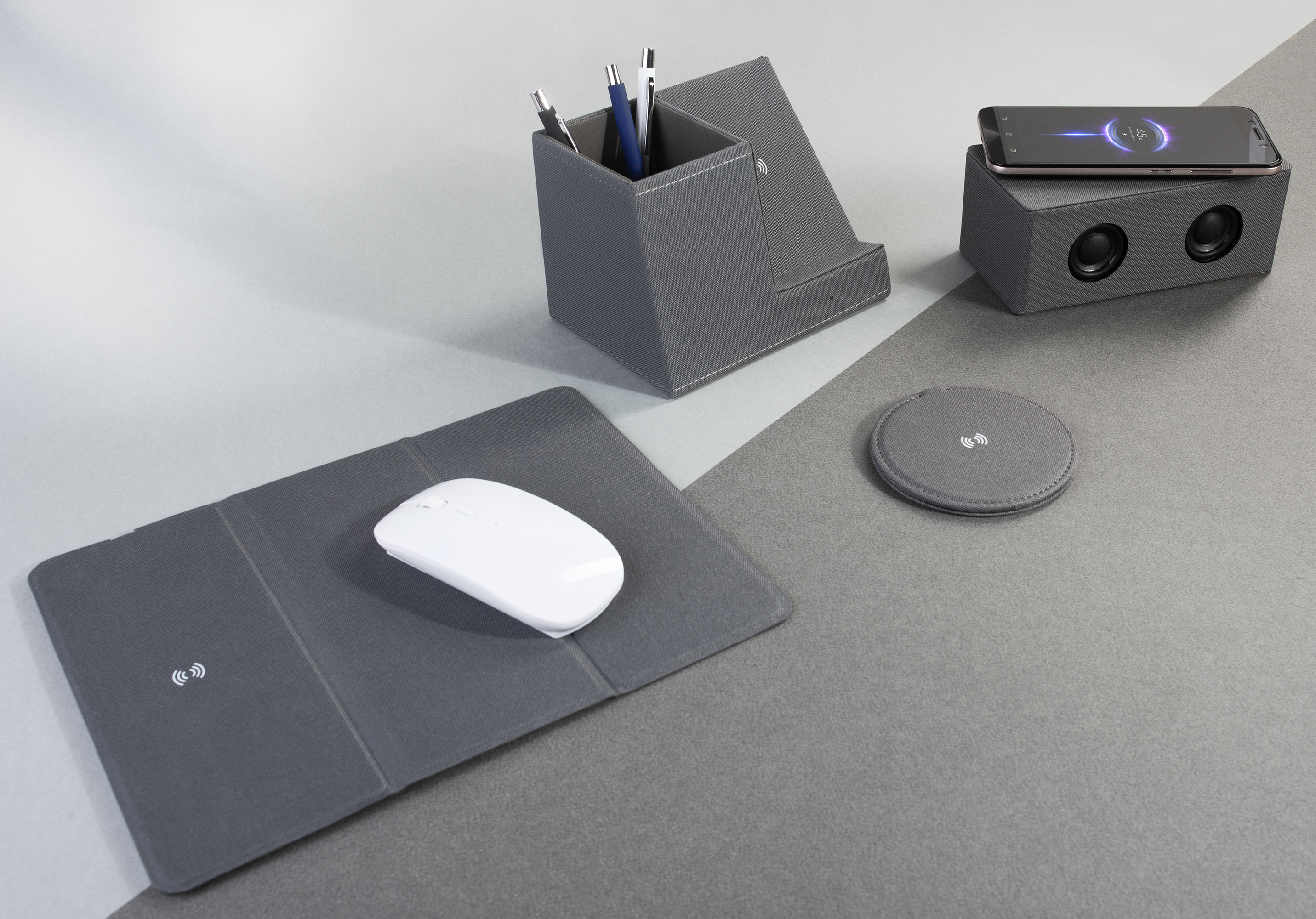 Bluetooth колонка "Cool Gray" с двумя динамиками (2х3Вт) и беспроводным зарядным устройством, переработанный пластик (RPET) Bluetooth колонка "Cool Gray" с двумя динамиками (2х3Вт) и беспроводным зарядным устройством, переработанный пластик (RPET)