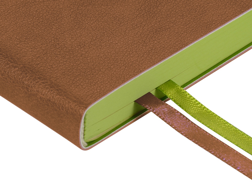 Ежедневник А5 датированный Boston 2026, коричневый с салатовым обрезом