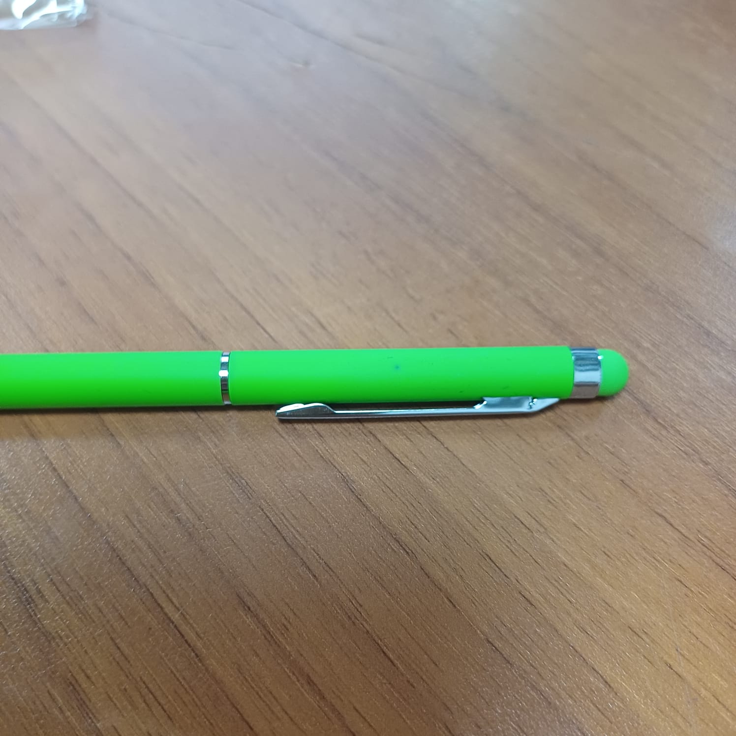 Ручка-стилус шариковая Jucy Soft с покрытием soft touch, зеленое яблоко (Р)