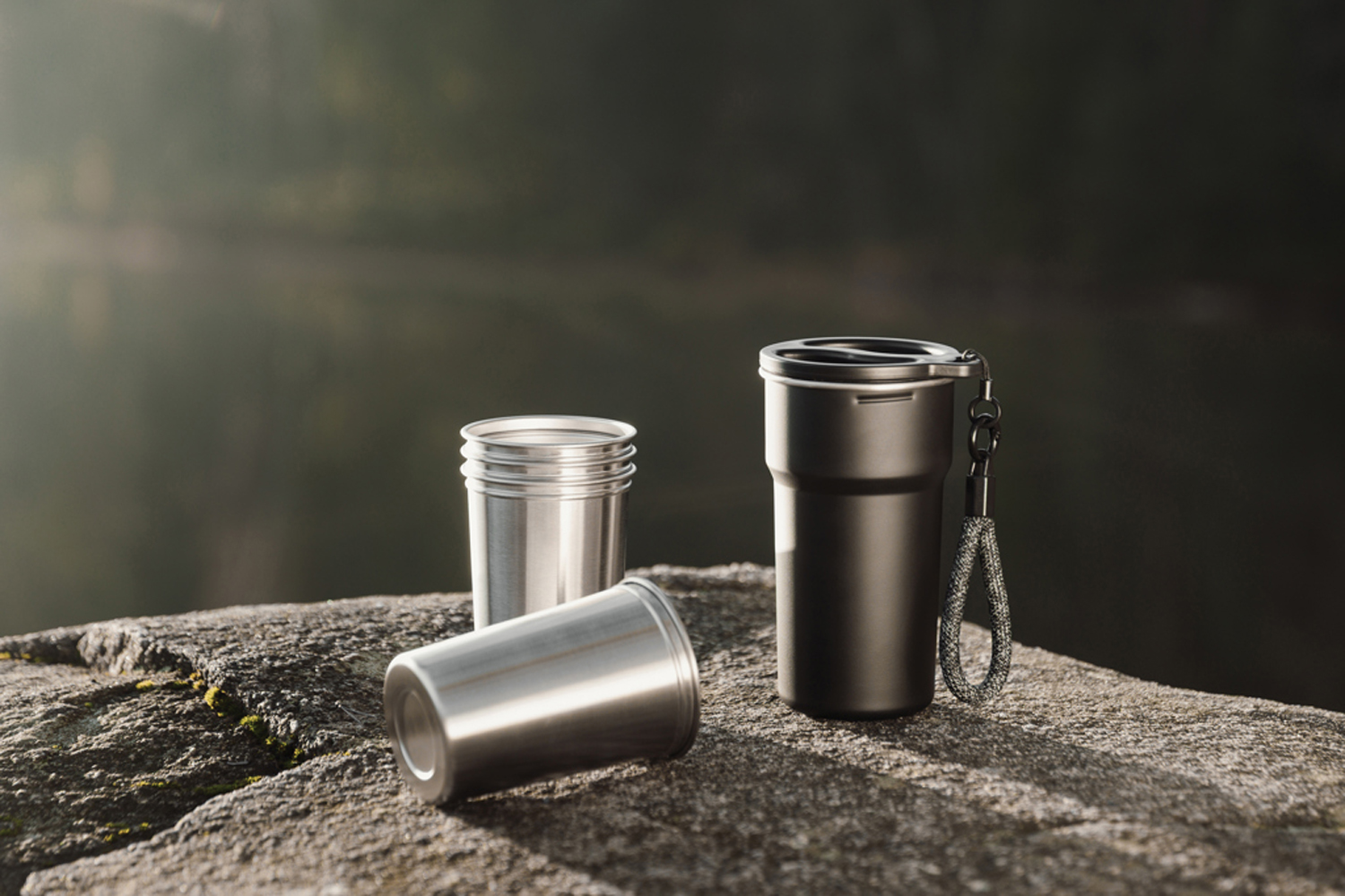 Термокружка VINGA Parks в комплекте с 4 кружками из нержавеющей стали