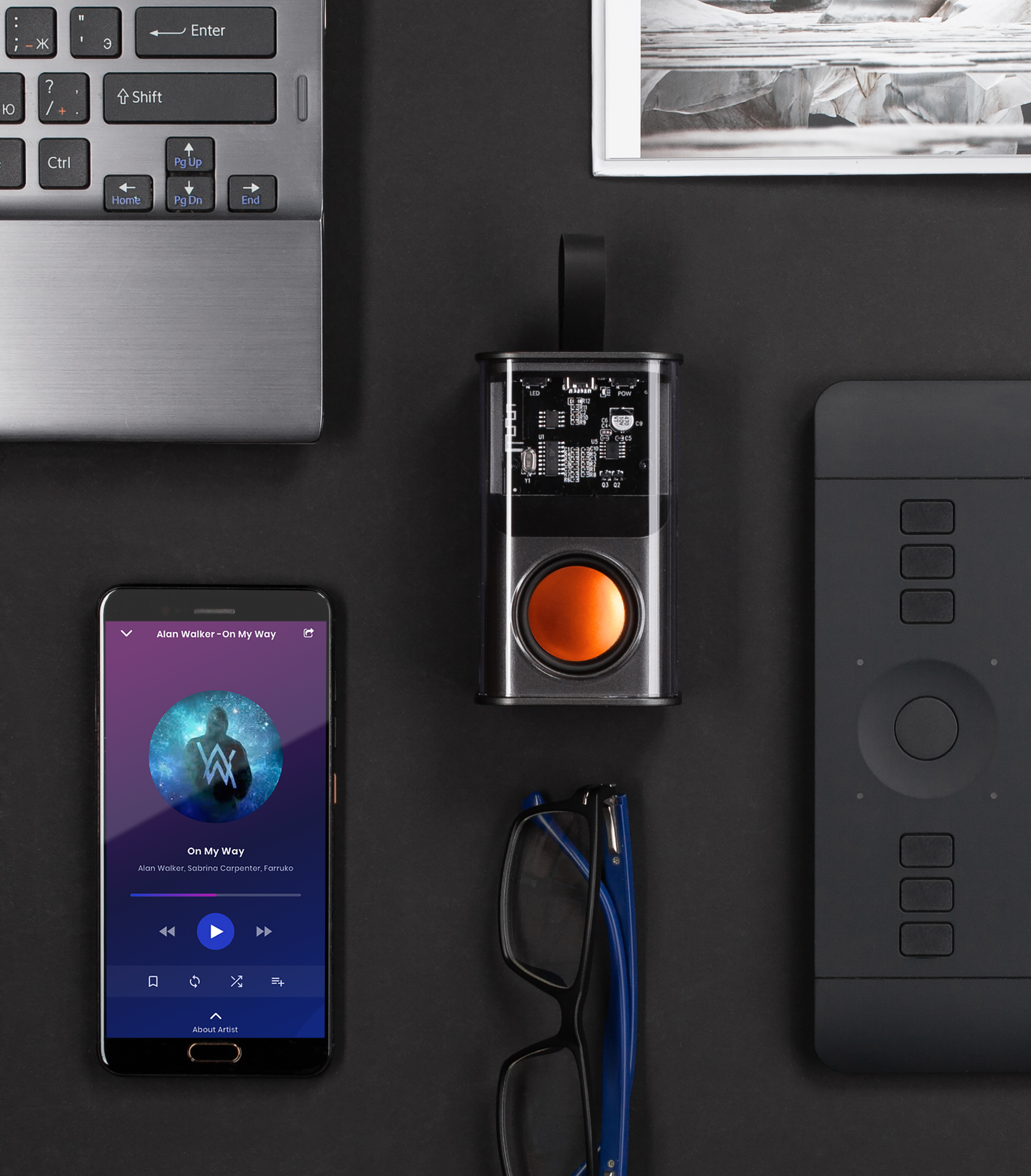 Bluetooth колонка "Hi-Fi" 5Вт с разноцветной подсветкой и прозрачным корпусом Bluetooth колонка "Hi-Fi" 5Вт с разноцветной подсветкой и прозрачным корпусом