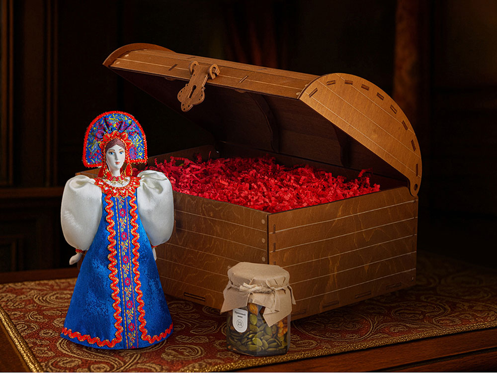 Подарочный набор: кукла фарфоровая, мед, синий Подарочный набор: кукла фарфоровая, мед, синий